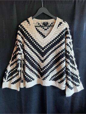 MEXX Black Cream Chevron Open Knit V Neck Sweater Flared Sleeve Size Large
